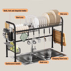 Zones de rangement pour vaisselle et accessoires autour de l’évier
